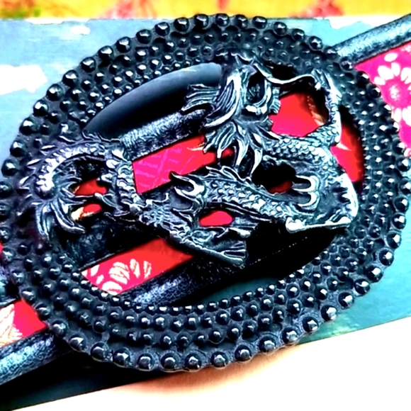 STREETS AHEAD Red Oriental Fabric Inset Black Leather Artsy Dragon Buckle Belt - Picture 7 of 16
